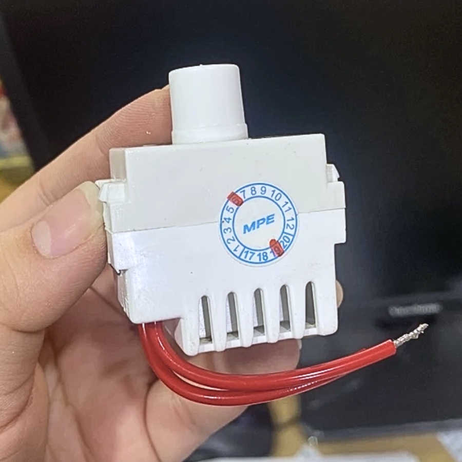 Bộ điều chỉnh tốc độ quạt 800VA-200VAC mã A6V800F MPE - Thiết bị điện Mai Linh Electric
