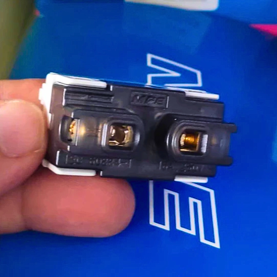 Hạt ổ cắm 2 chấu vặn vít mã A6USV MPE - Thiết bị điện Mai Linh Electric